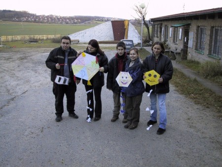 2001-11-25 Radouč - stavba a pouštění draků